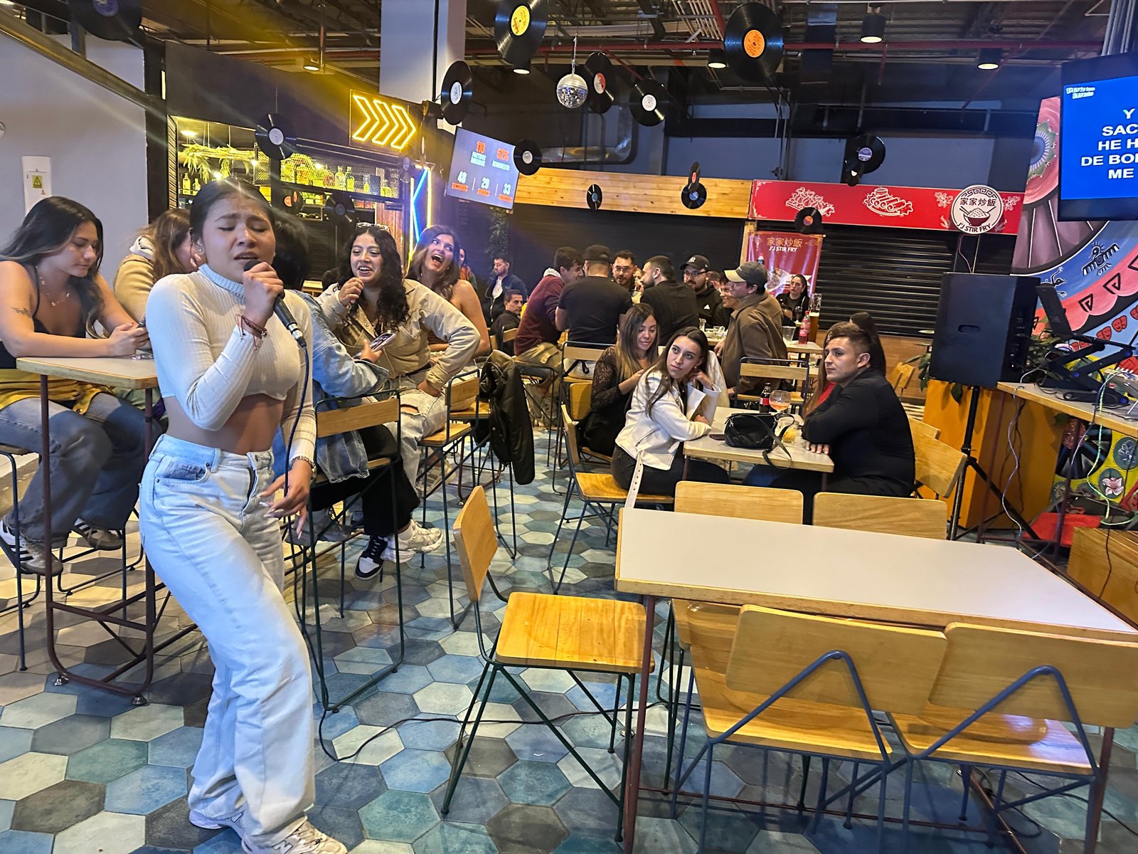 Noche de karaoke en Plaza Madero