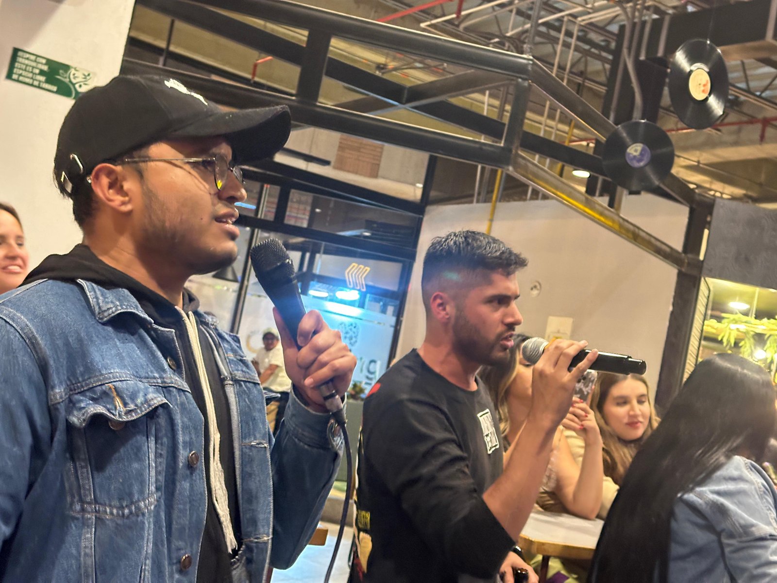 Noche de karaoke en Plaza Madero