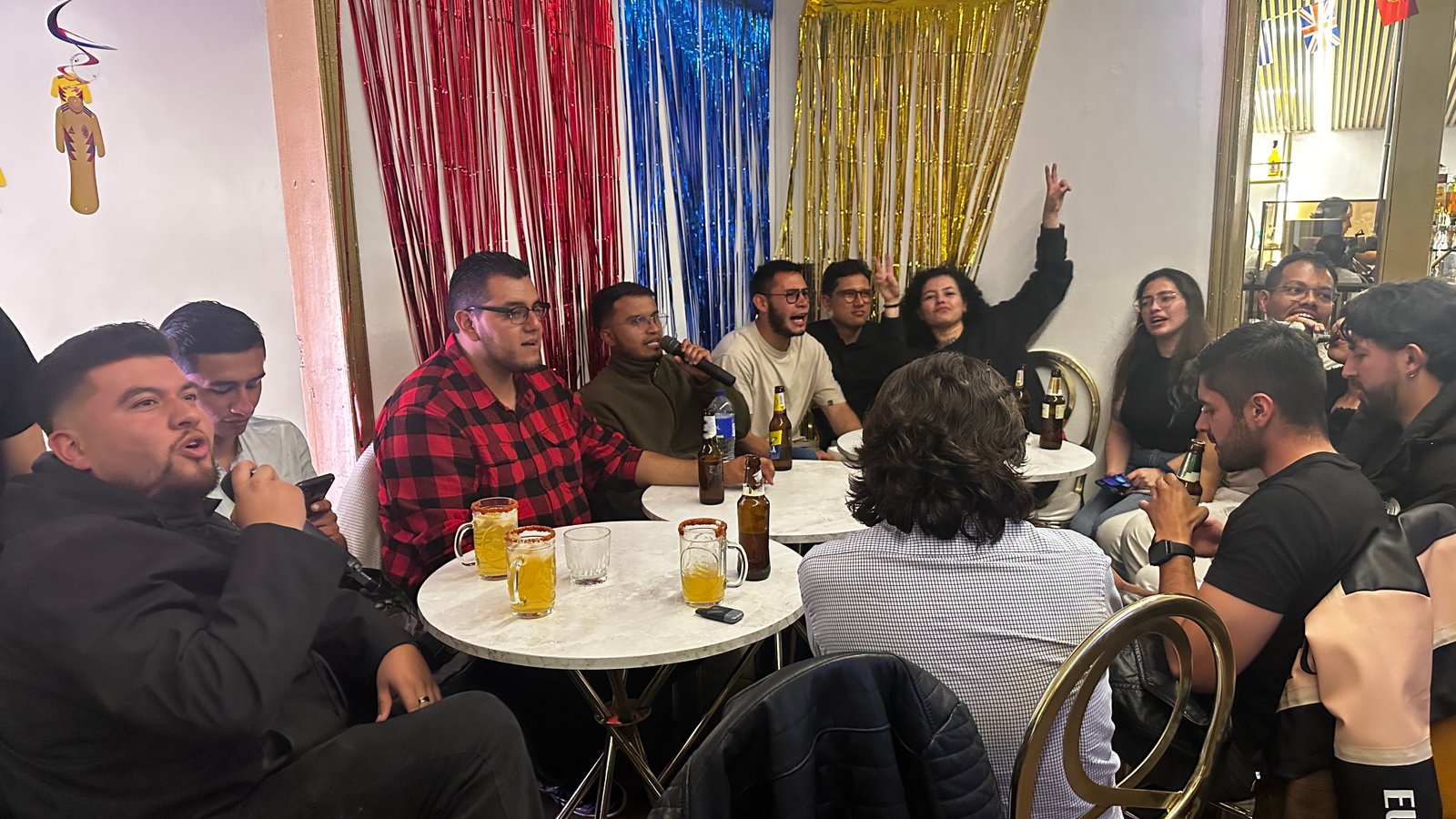 Noche de karaoke en Yalua
